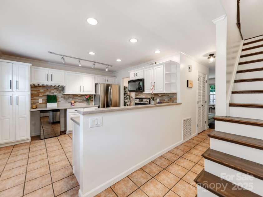 4605 Hedgemore Drive, Charlotte, NC 28209.  MLS# CAR4292889, YatesRealty ID 14992. 