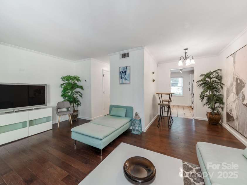 4605 Hedgemore Drive, Charlotte, NC 28209.  MLS# CAR4292889, YatesRealty ID 14992. 
