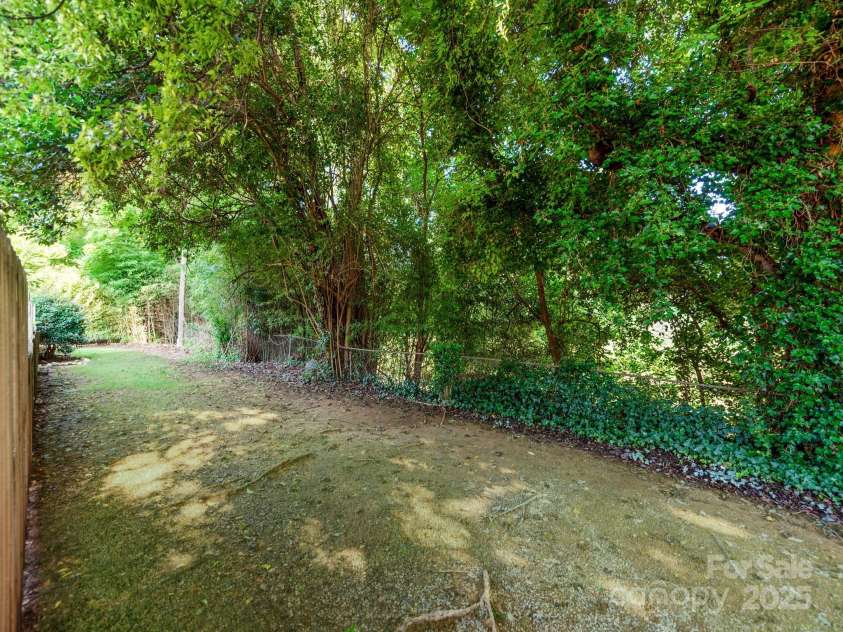 4605 Hedgemore Drive, Charlotte, NC 28209.  MLS# CAR4292889, YatesRealty ID 14992. 