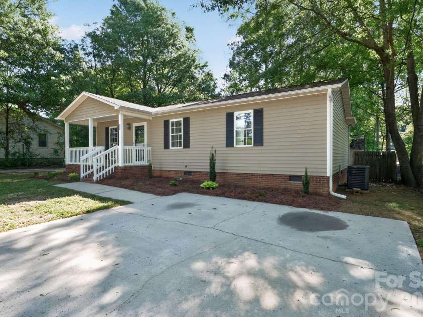 208 Pasour Street, Dallas, NC 28034.  MLS# CAR4371134, YatesRealty ID 14995. 