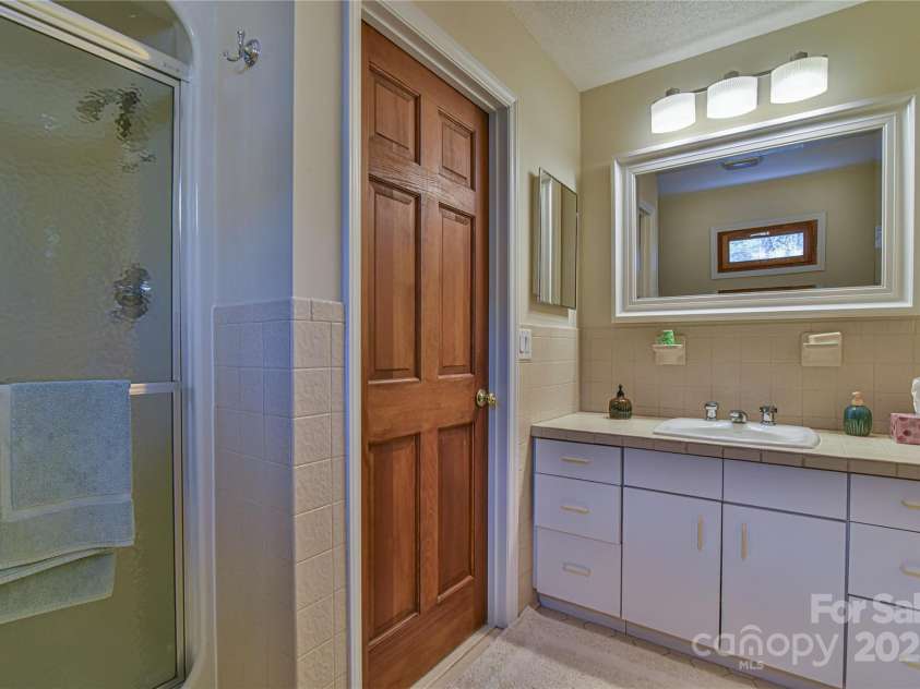 306 View Street, Black Mountain, NC 28711.  MLS# CAR4241357, YatesRealty ID 14995. Upstairs Bath #2