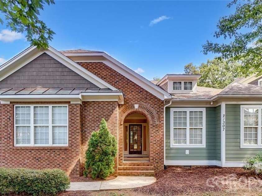 21307 Island Forest Drive, Cornelius, NC 28031.  MLS# CAR4325420, YatesRealty ID 14998. 