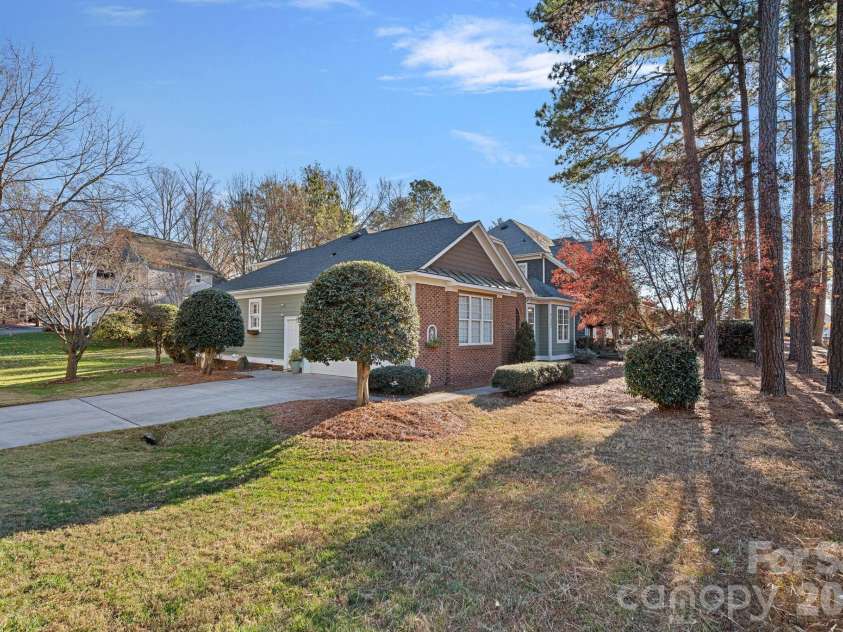 21307 Island Forest Drive, Cornelius, NC 28031.  MLS# CAR4325420, YatesRealty ID 14998. 