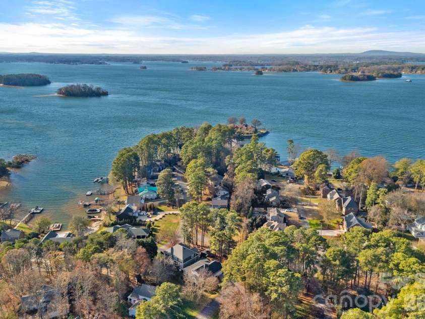 21307 Island Forest Drive, Cornelius, NC 28031.  MLS# CAR4325420, YatesRealty ID 14998. 