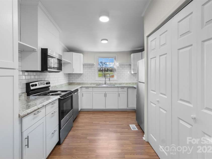 2390 Old Wilkesboro Road, Statesville, NC 28625.  MLS# CAR4240423, YatesRealty ID 15003. Stainless steel appliances.