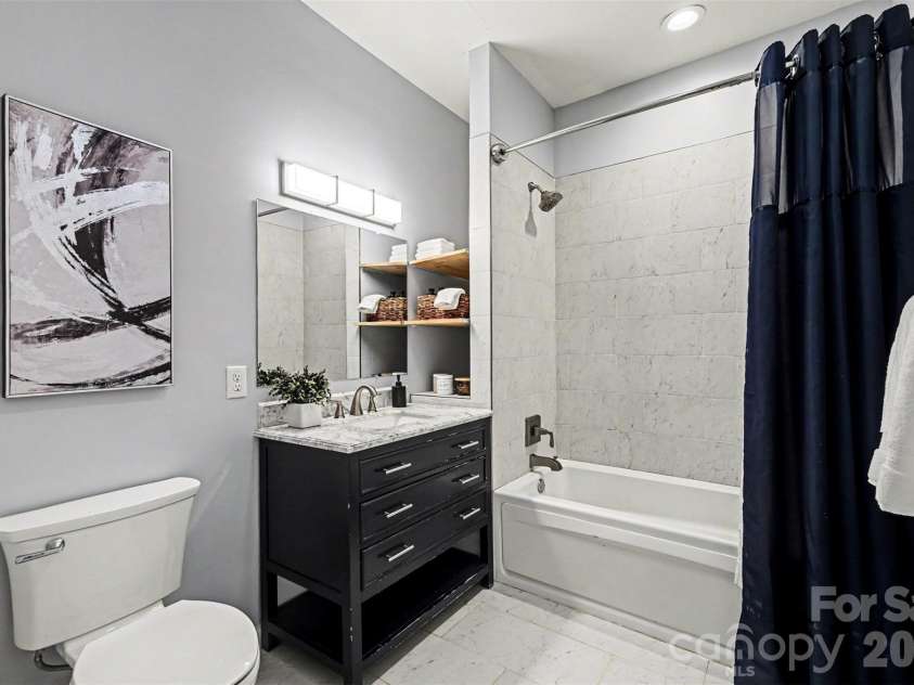 826 Deer Path Place, Mooresville, NC 28115.  MLS# CAR4284866, YatesRealty ID 15007. Main Floor Full Bath for Bed 2 and Bed 3