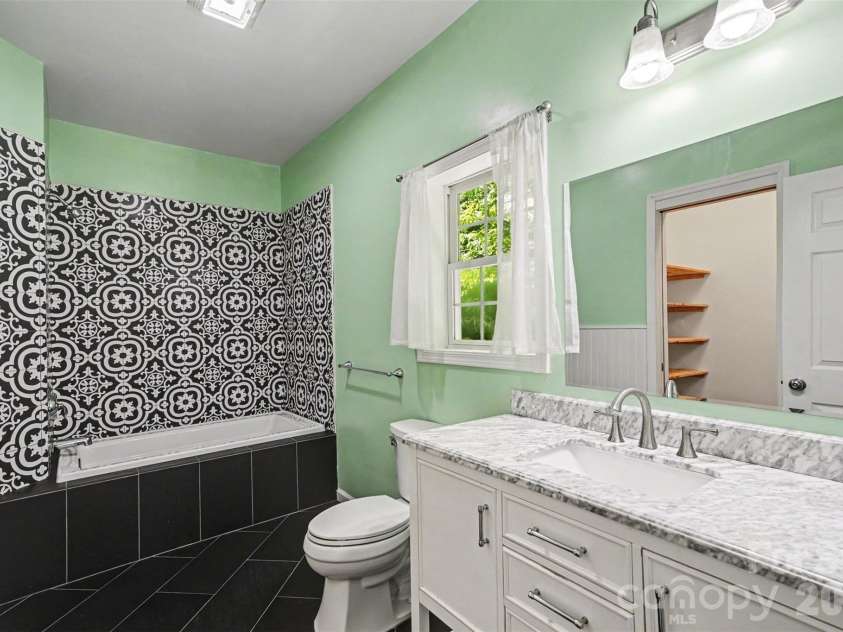 826 Deer Path Place, Mooresville, NC 28115.  MLS# CAR4284866, YatesRealty ID 15007. Main Primary Full Bath