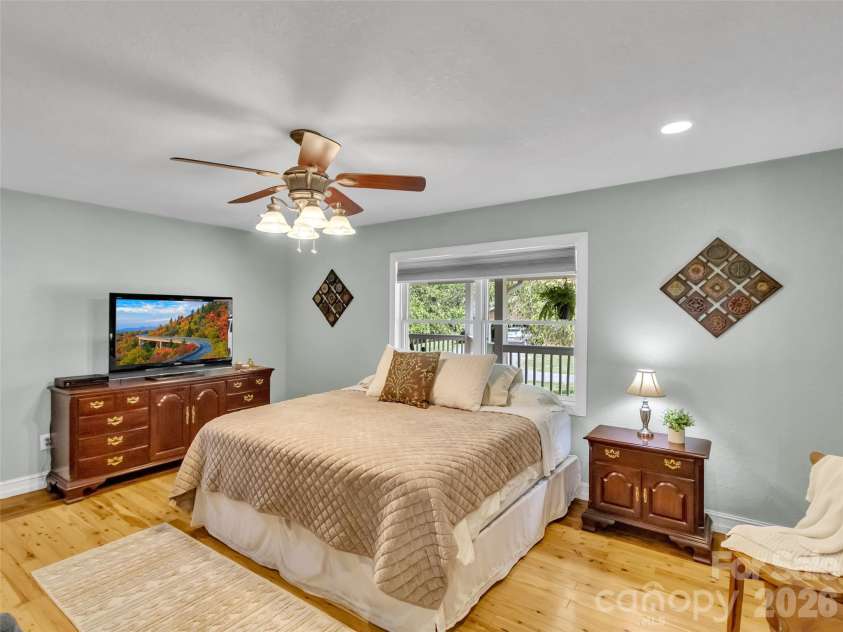 129 Hooper Haven Drive, Waynesville, NC 28786.  MLS# CAR4374067, YatesRealty ID 15008. 