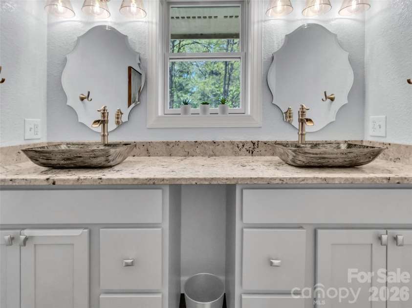 129 Hooper Haven Drive, Waynesville, NC 28786.  MLS# CAR4374067, YatesRealty ID 15008. 
