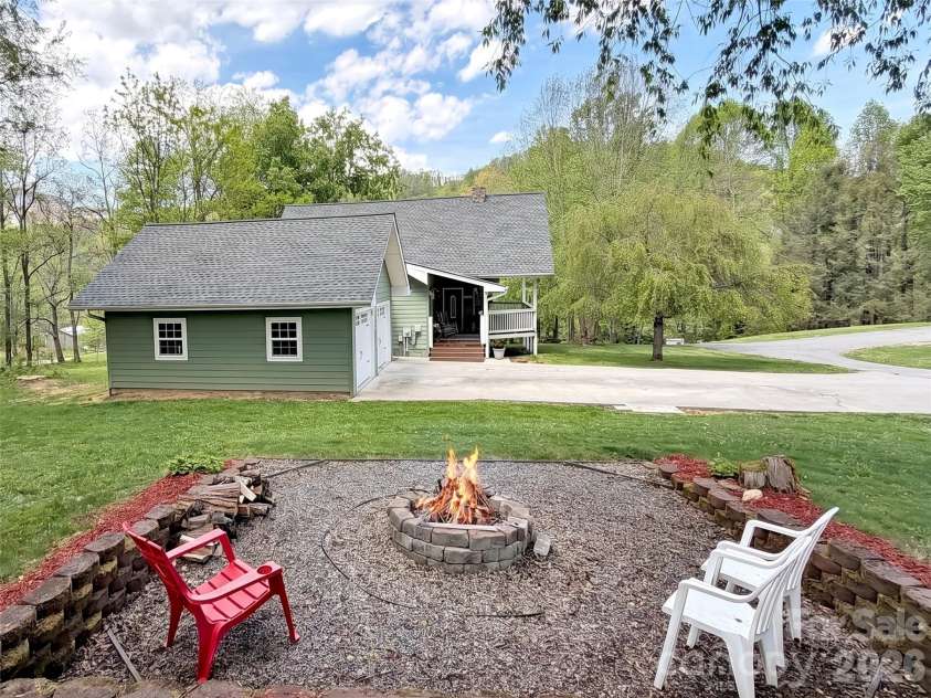 129 Hooper Haven Drive, Waynesville, NC 28786.  MLS# CAR4374067, YatesRealty ID 15008. 