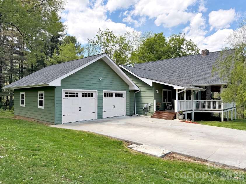 129 Hooper Haven Drive, Waynesville, NC 28786.  MLS# CAR4374067, YatesRealty ID 15008. 