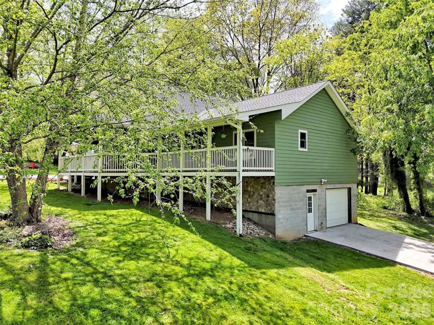 129 Hooper Haven Drive, Waynesville, NC 28786.  MLS# CAR4374067, YatesRealty ID 15008. 