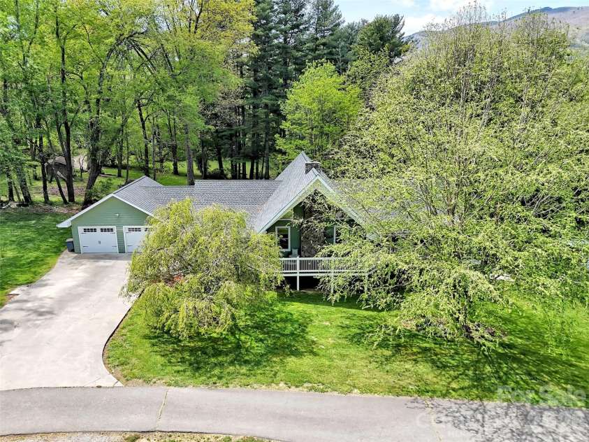 129 Hooper Haven Drive, Waynesville, NC 28786.  MLS# CAR4374067, YatesRealty ID 15008. 