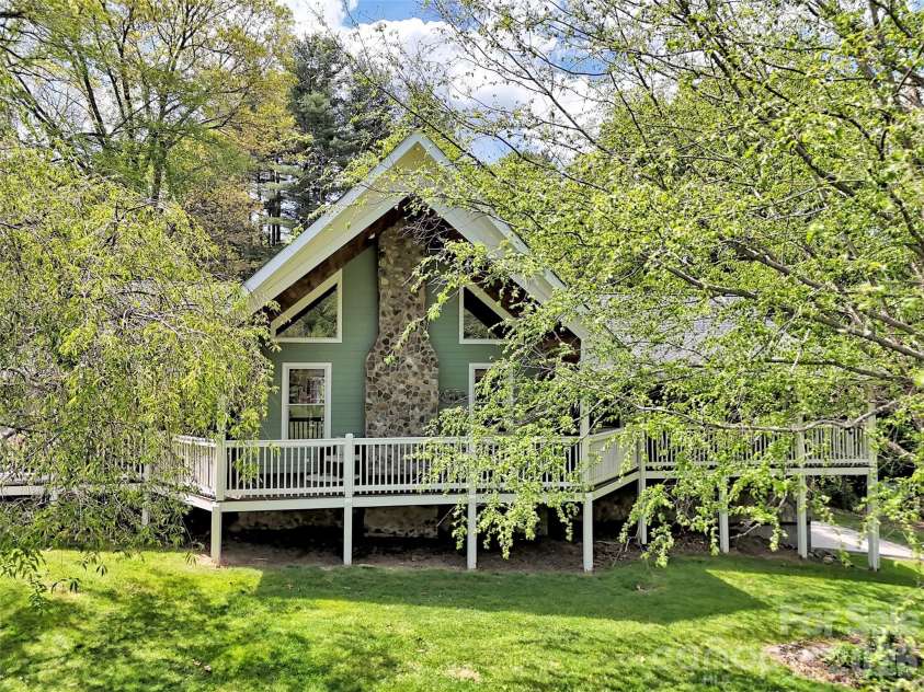 129 Hooper Haven Drive, Waynesville, NC 28786.  MLS# CAR4374067, YatesRealty ID 15008. 