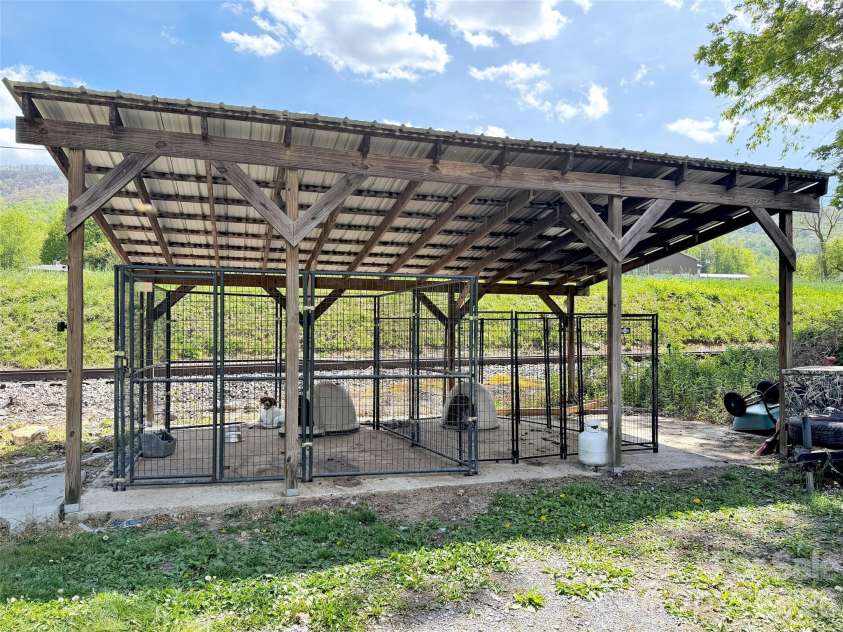 129 Hooper Haven Drive, Waynesville, NC 28786.  MLS# CAR4374067, YatesRealty ID 15008. 