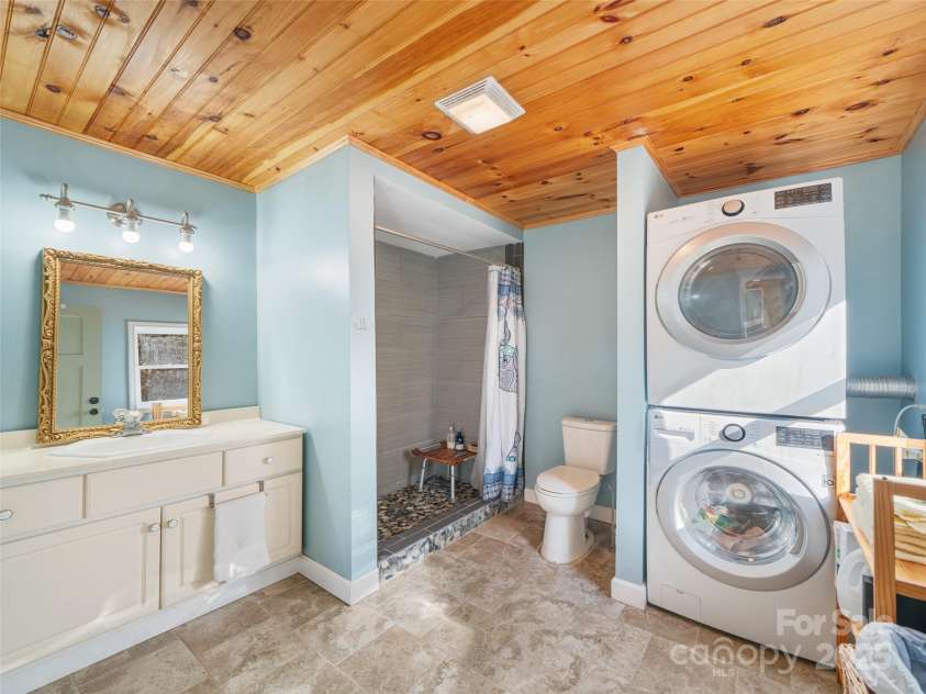 23 Katies Road, Marshall, NC 28753.  MLS# CAR4203088, YatesRealty ID 1501. Main Floor Bathroom 2 with Laundry Room