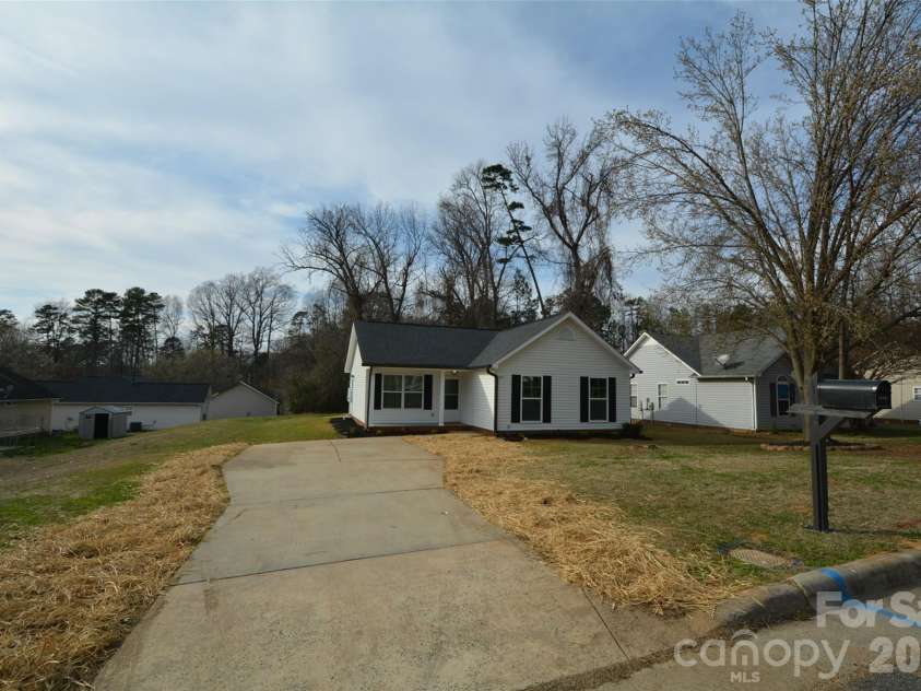 6607 Sullins Road, Charlotte, NC 28214.  MLS# CAR4354867, YatesRealty ID 15010. 