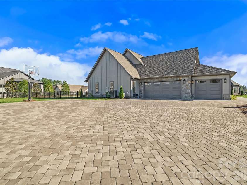 480 Daniel Circle Drive, Mills River, NC 28759.  MLS# CAR4369212, YatesRealty ID 15013. 