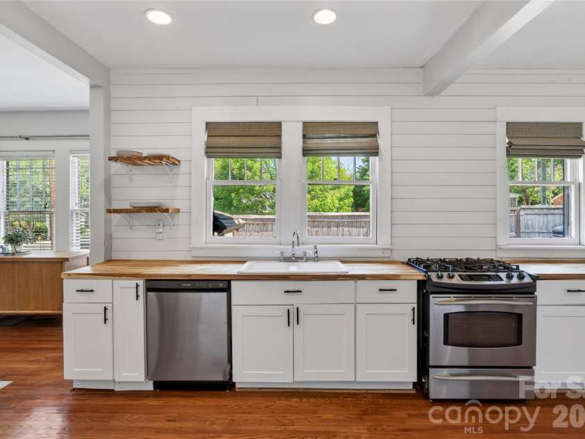405 Walnut Avenue, Charlotte, NC 28208.  MLS# CAR4372853, YatesRealty ID 15014. 