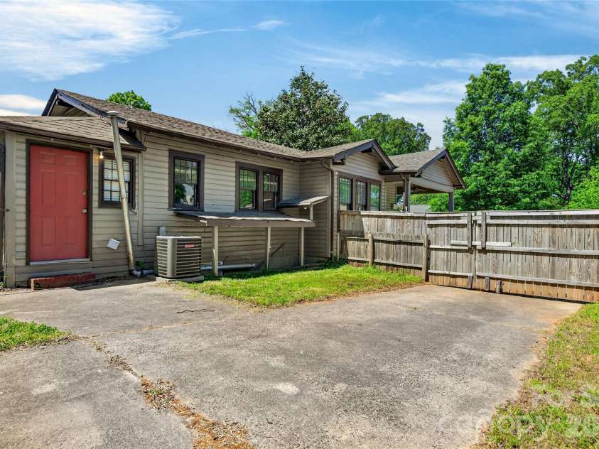 405 Walnut Avenue, Charlotte, NC 28208.  MLS# CAR4372853, YatesRealty ID 15014. Driveway