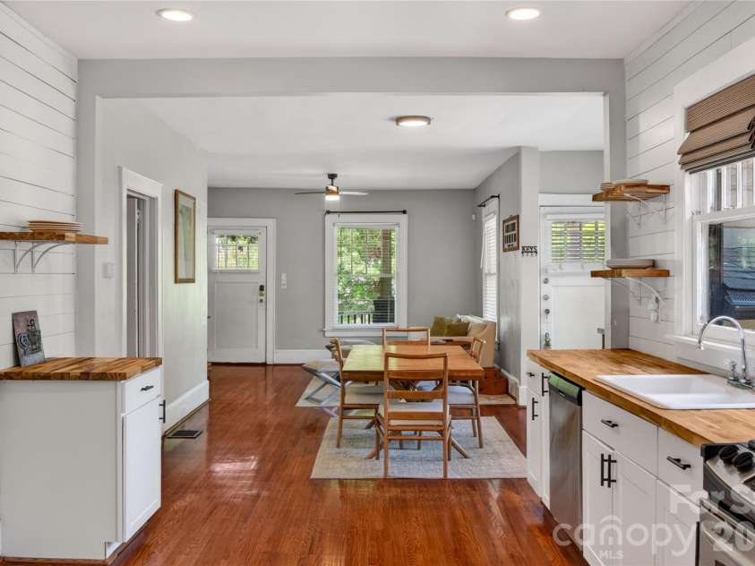 405 Walnut Avenue, Charlotte, NC 28208.  MLS# CAR4372853, YatesRealty ID 15014. Enjoy the open layout