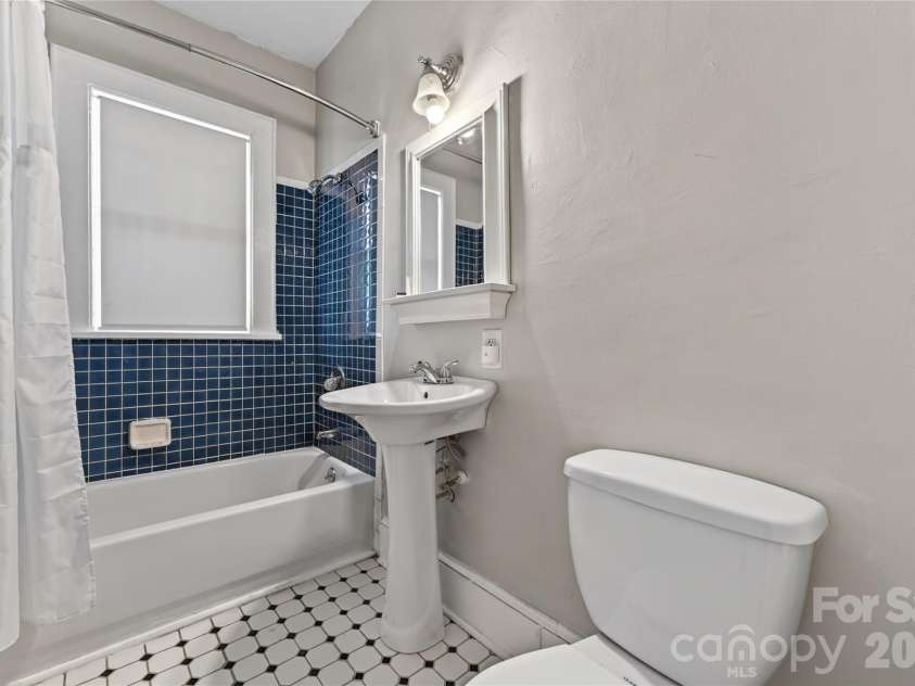 405 Walnut Avenue, Charlotte, NC 28208.  MLS# CAR4372853, YatesRealty ID 15014. Full Bath