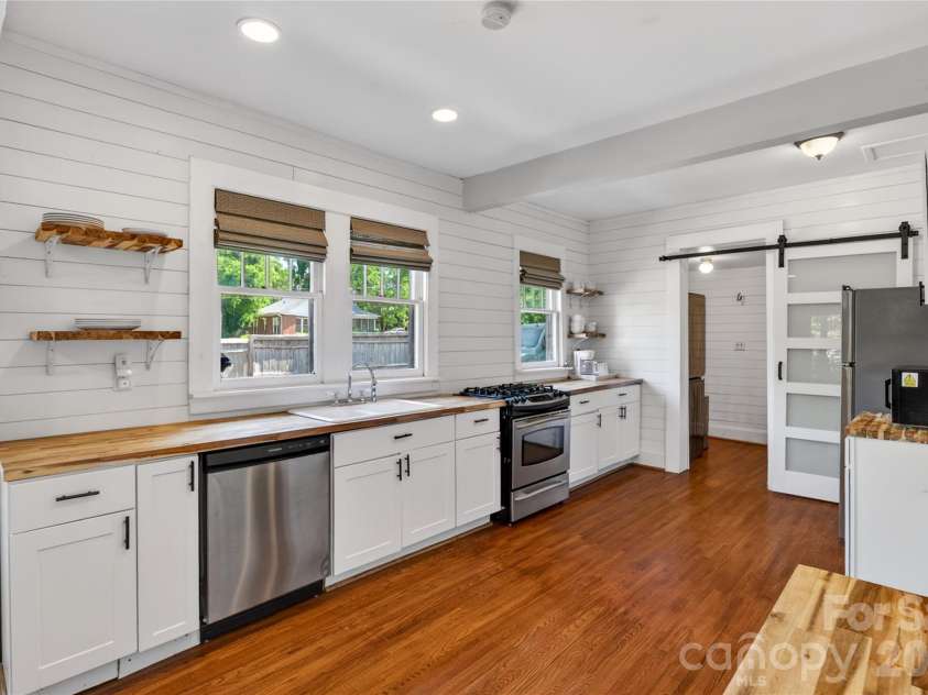405 Walnut Avenue, Charlotte, NC 28208.  MLS# CAR4372853, YatesRealty ID 15014. Kitchen