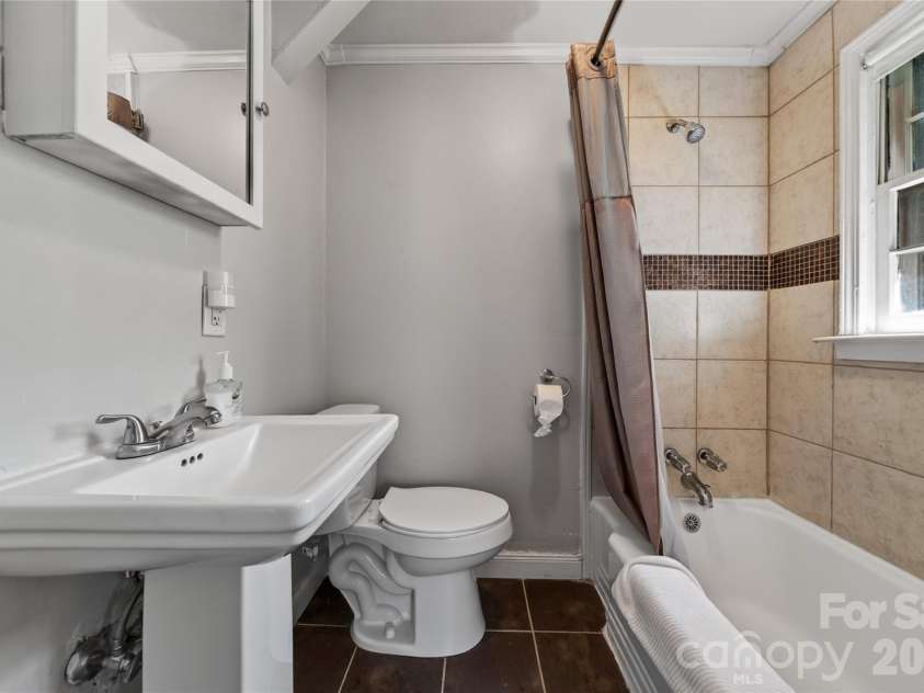 405 Walnut Avenue, Charlotte, NC 28208.  MLS# CAR4372853, YatesRealty ID 15014. Primary Bath