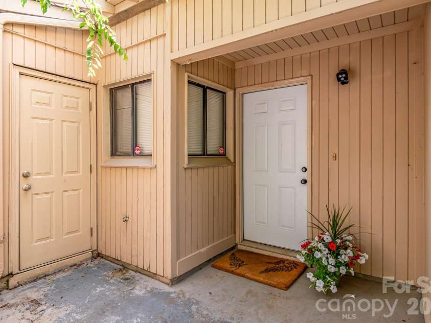 8005 Horse Chestnut Lane, Charlotte, NC 28277.  MLS# CAR4262727, YatesRealty ID 15018. 