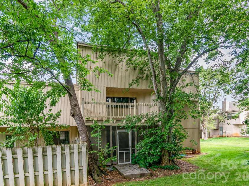 8005 Horse Chestnut Lane, Charlotte, NC 28277.  MLS# CAR4262727, YatesRealty ID 15018. 