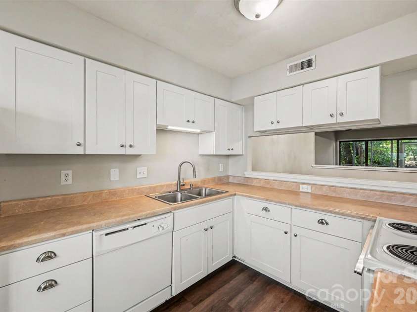 8005 Horse Chestnut Lane, Charlotte, NC 28277.  MLS# CAR4429122, YatesRealty ID 15018. 