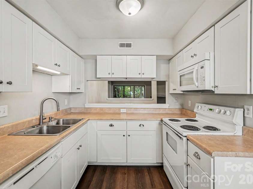 8005 Horse Chestnut Lane, Charlotte, NC 28277.  MLS# CAR4429122, YatesRealty ID 15018. 