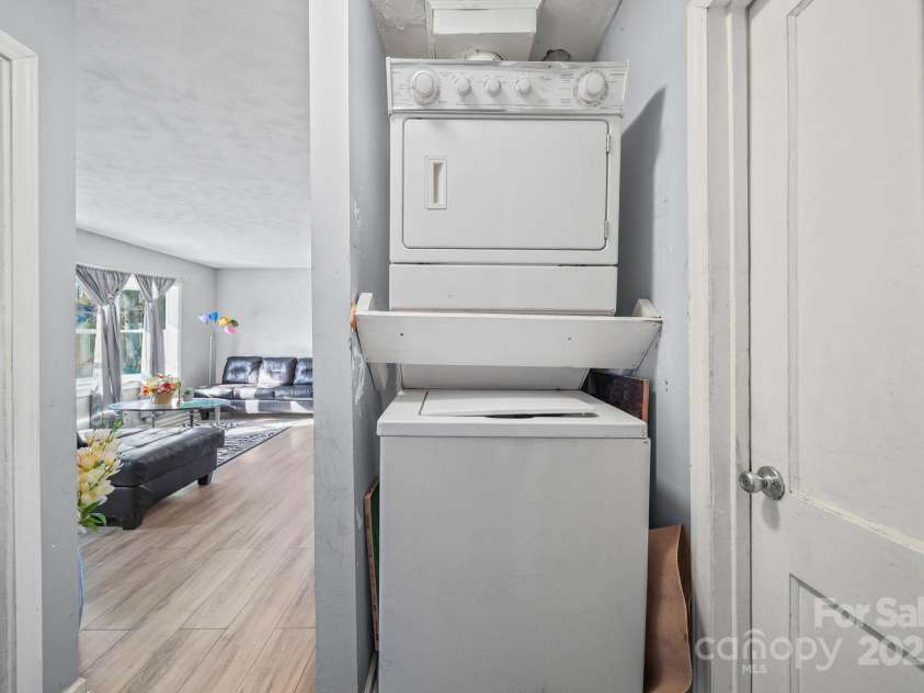 2147 Purser Drive, Charlotte, NC 28215.  MLS# CAR4327861, YatesRealty ID 1502. 