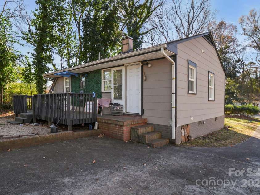 2147 Purser Drive, Charlotte, NC 28215.  MLS# CAR4327861, YatesRealty ID 1502. 