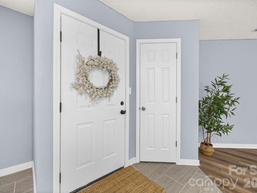 15 Hamiltons Bay Court, Clover, SC 29710.  MLS# CAR4340763, YatesRealty ID 15020. 