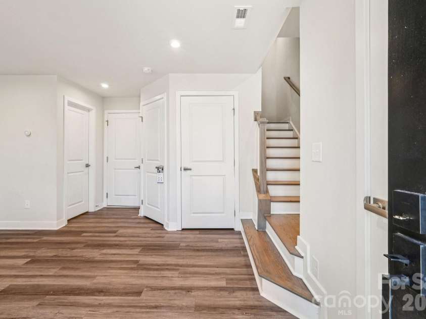 547 Nantahala Drive, Charlotte, NC 28211.  MLS# CAR4336517, YatesRealty ID 15022. 