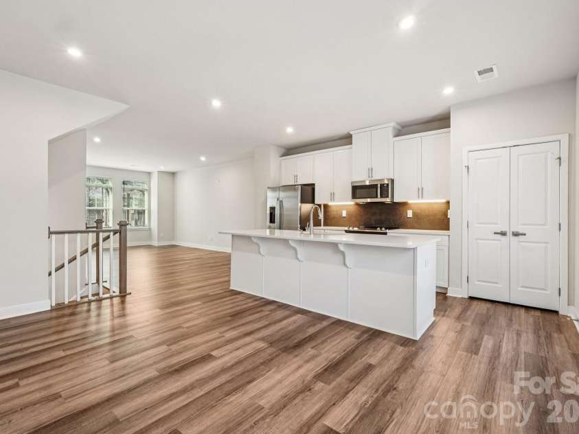547 Nantahala Drive, Charlotte, NC 28211.  MLS# CAR4336517, YatesRealty ID 15022. 