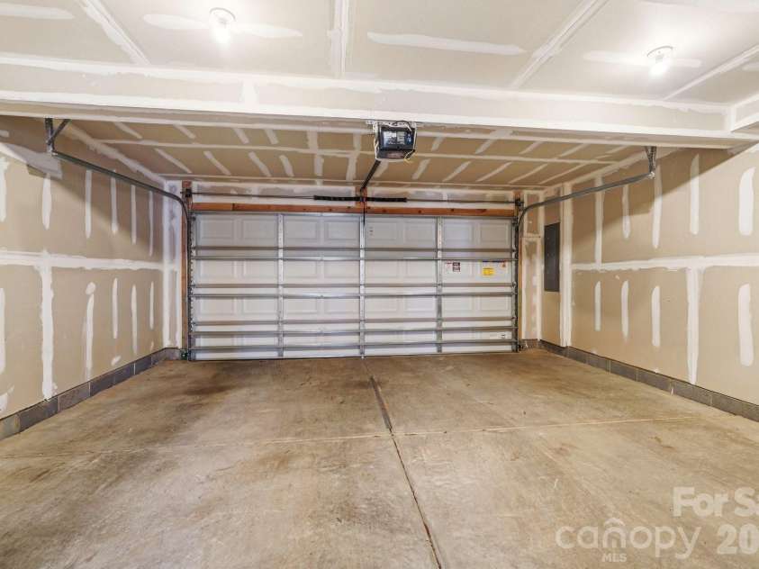 547 Nantahala Drive, Charlotte, NC 28211.  MLS# CAR4336517, YatesRealty ID 15022. 
