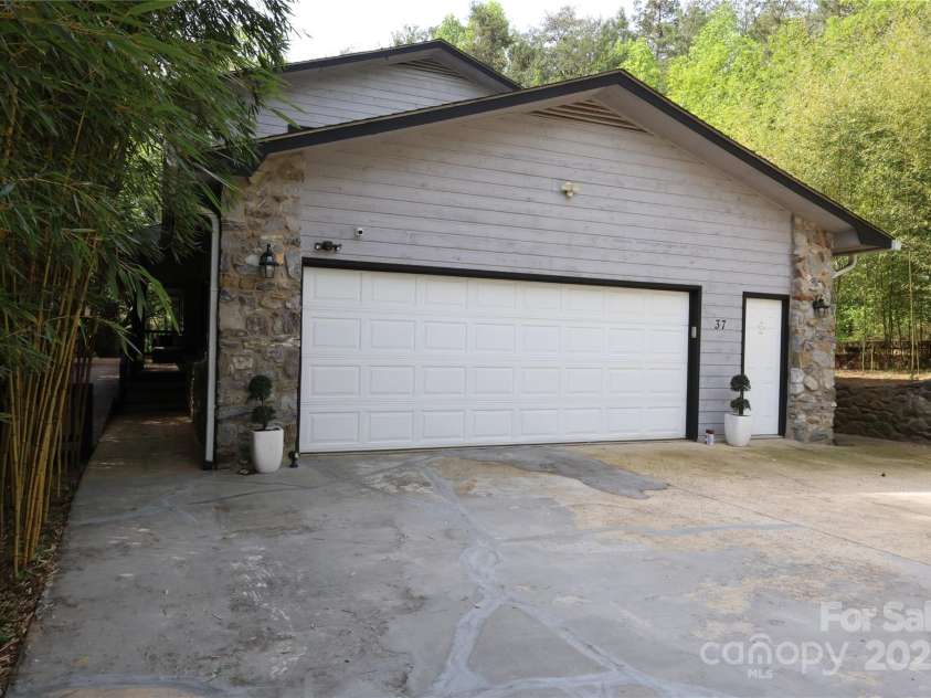 37 Nichols Hill Drive, Asheville, NC 28804.  MLS# CAR4253294, YatesRealty ID 15024. 