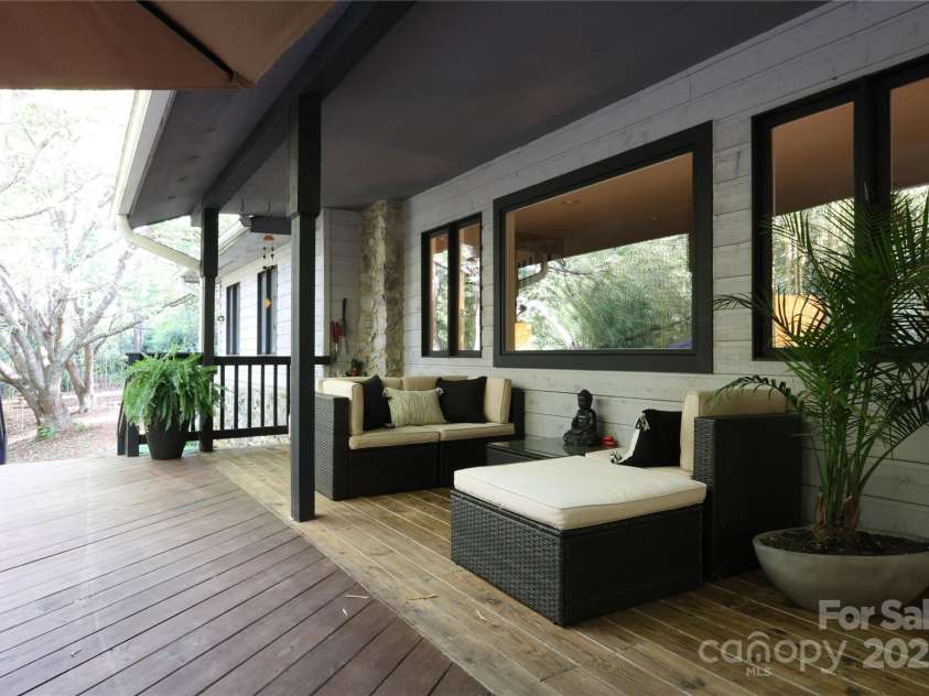 37 Nichols Hill Drive, Asheville, NC 28804.  MLS# CAR4253294, YatesRealty ID 15024. 