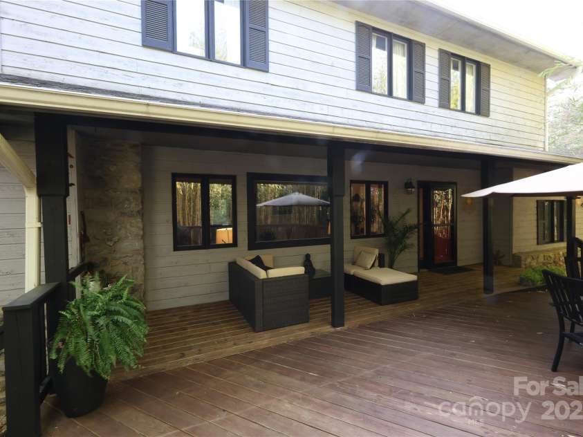 37 Nichols Hill Drive, Asheville, NC 28804.  MLS# CAR4253294, YatesRealty ID 15024. 