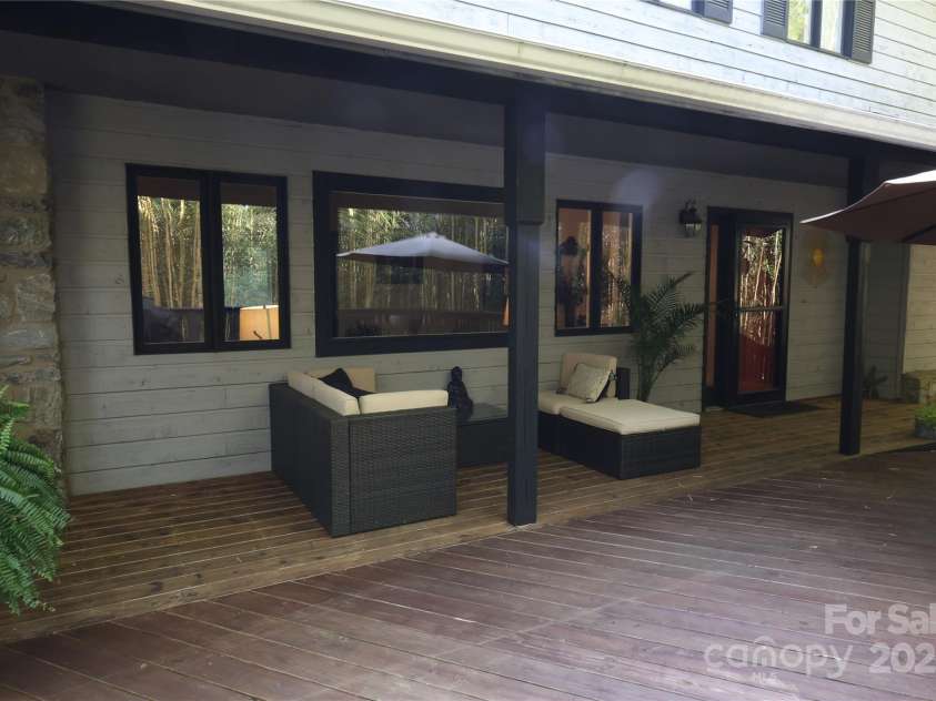 37 Nichols Hill Drive, Asheville, NC 28804.  MLS# CAR4253294, YatesRealty ID 15024. 