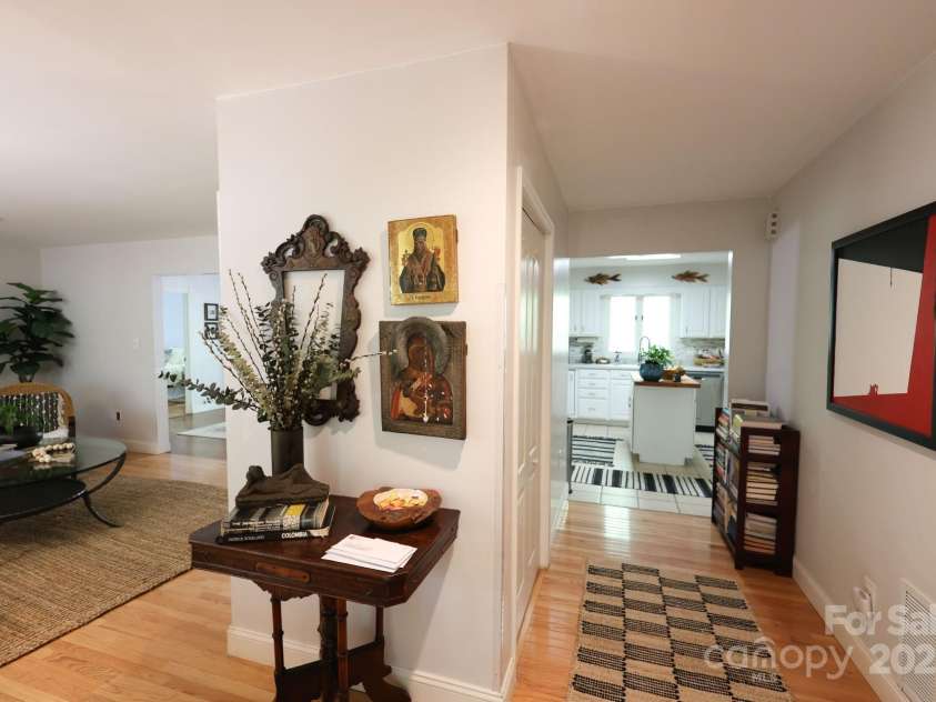 37 Nichols Hill Drive, Asheville, NC 28804.  MLS# CAR4253294, YatesRealty ID 15024. 