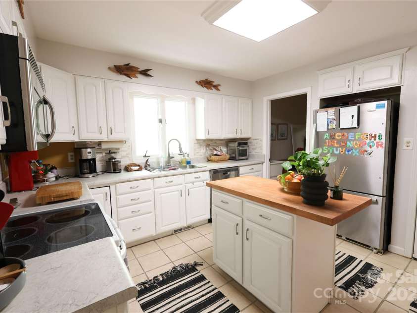 37 Nichols Hill Drive, Asheville, NC 28804.  MLS# CAR4253294, YatesRealty ID 15024. 