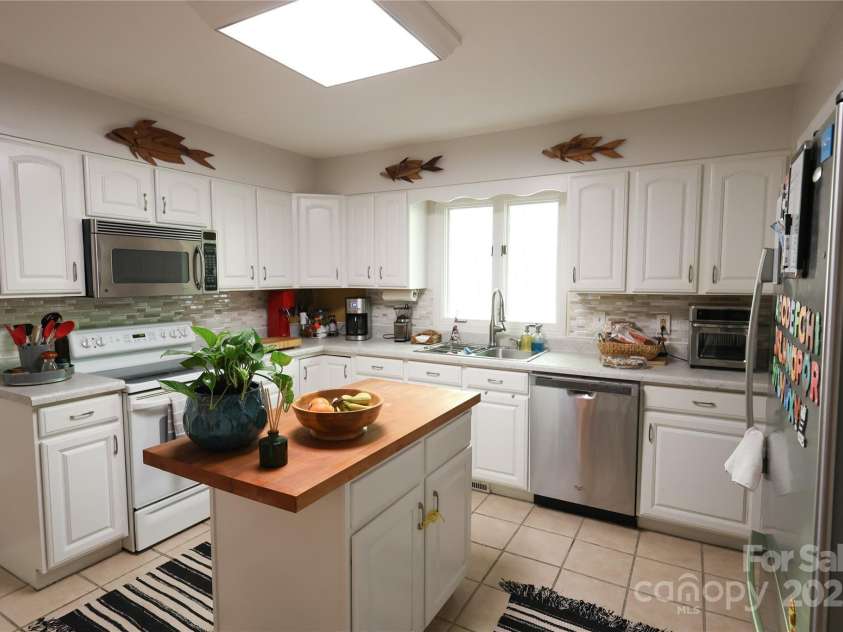 37 Nichols Hill Drive, Asheville, NC 28804.  MLS# CAR4253294, YatesRealty ID 15024. 