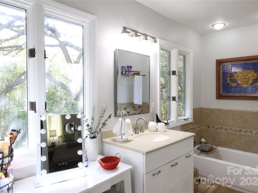 37 Nichols Hill Drive, Asheville, NC 28804.  MLS# CAR4253294, YatesRealty ID 15024. 