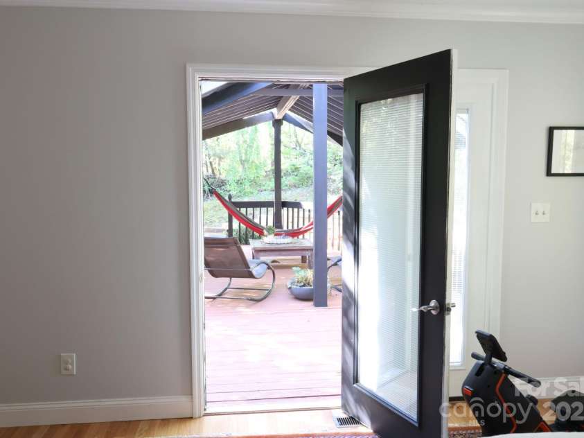 37 Nichols Hill Drive, Asheville, NC 28804.  MLS# CAR4253294, YatesRealty ID 15024. 