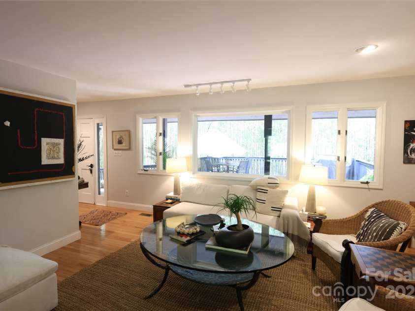 37 Nichols Hill Drive, Asheville, NC 28804.  MLS# CAR4253294, YatesRealty ID 15024. 