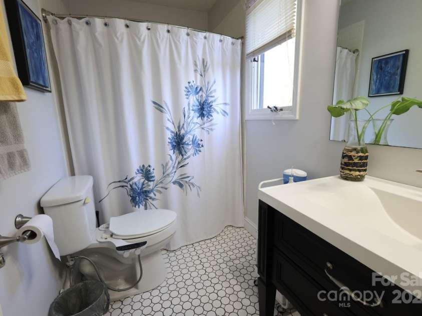 37 Nichols Hill Drive, Asheville, NC 28804.  MLS# CAR4253294, YatesRealty ID 15024. 