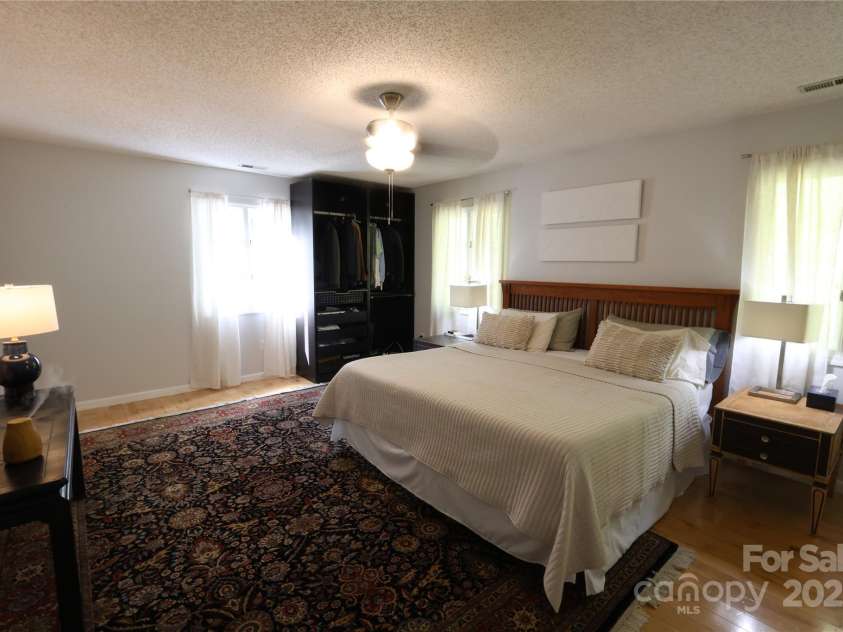 37 Nichols Hill Drive, Asheville, NC 28804.  MLS# CAR4253294, YatesRealty ID 15024. 